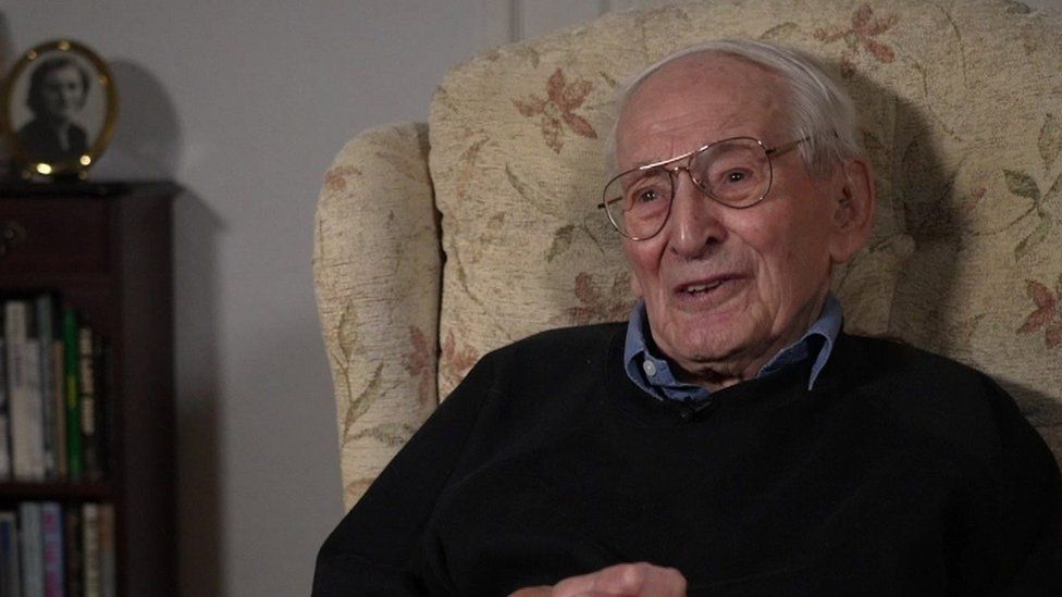 LiveInCareHub's tweet photo. A 100 YO volunteer says helping children gives him #StreetCred! This WWII veteran was awarded the BEM for volunteering at his local schools, since his wife died: https://t.co/jxnizqr299 #MondayMotivation #Inspiration #Volunteers #Centenarian https://t.co/h0nZwhjCIm