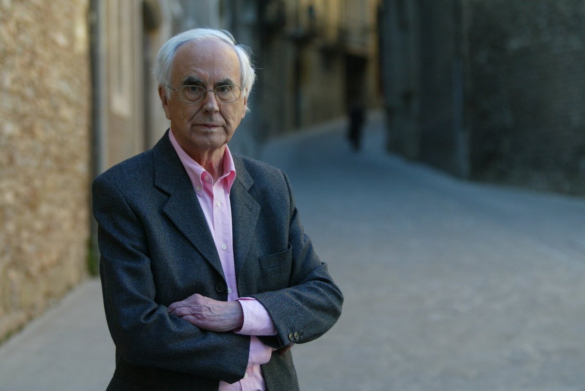 Entre les moltes coses que ens va ensenyar l'Espinàs, hi ha el sentit del viatge. No cal anar a l'altra punta de mon per viure'l intensament. N'hi ha prou amb caminar, 
ni que sigui a prop de casa, obrir els ulls i deixar que la gent et parli
L'escriptor, a Vic 📷 J.Puig/El9Nou