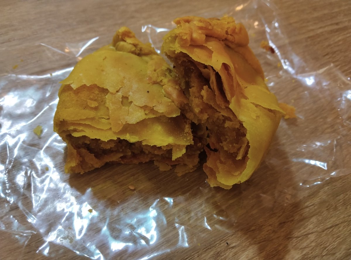 sheep103582's tweet photo. 咖哩餃，外皮酥脆，內餡柔軟綿密，濃濃的咖哩香，好吃！#咖哩餃 https://t.co/F2F3lb4jLI