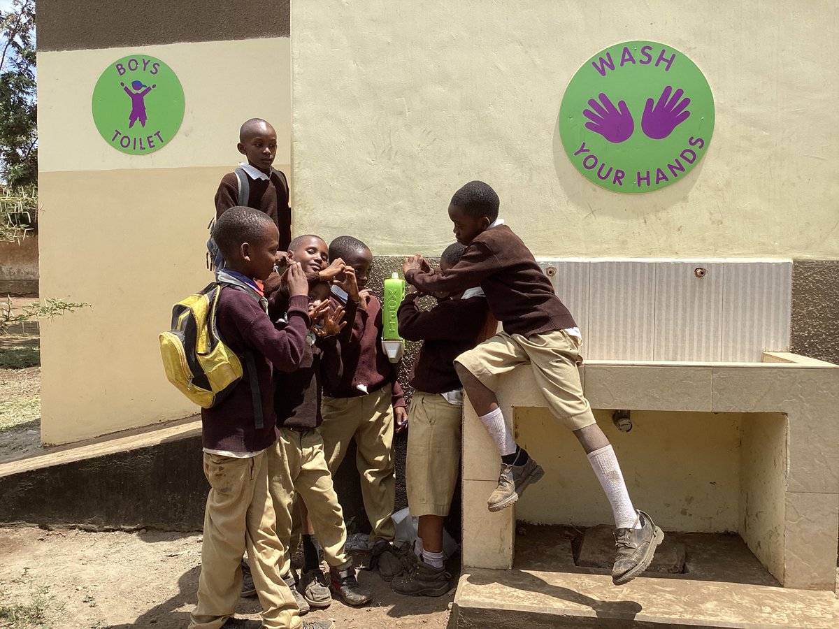 Kinderen in Arusha (Tanzania), op de Moshono Primary School, leren over hygiëne en hoe ze de toiletten op school schoon kunnen houden ☑ 

#hygiëne #waterkennis #water #kennis #onderwijs #waterkraan #tappunt #toiletten #waterforlife #waterforall