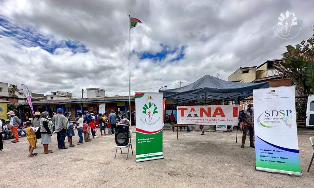 Msanp_Mada's tweet photo. 📅04 Février 2023 
🚩EPP 67 Ha Atsimo
📍Des offres de soins gratuits 

Un pas de plus vers la concrétisation du Velirano N°5 de S.E.M. Andry RAJOELINA,  Président de la République de 🇲🇬. 

#Santé_pour_tous #Msanp https://t.co/pFjxbmSVU7