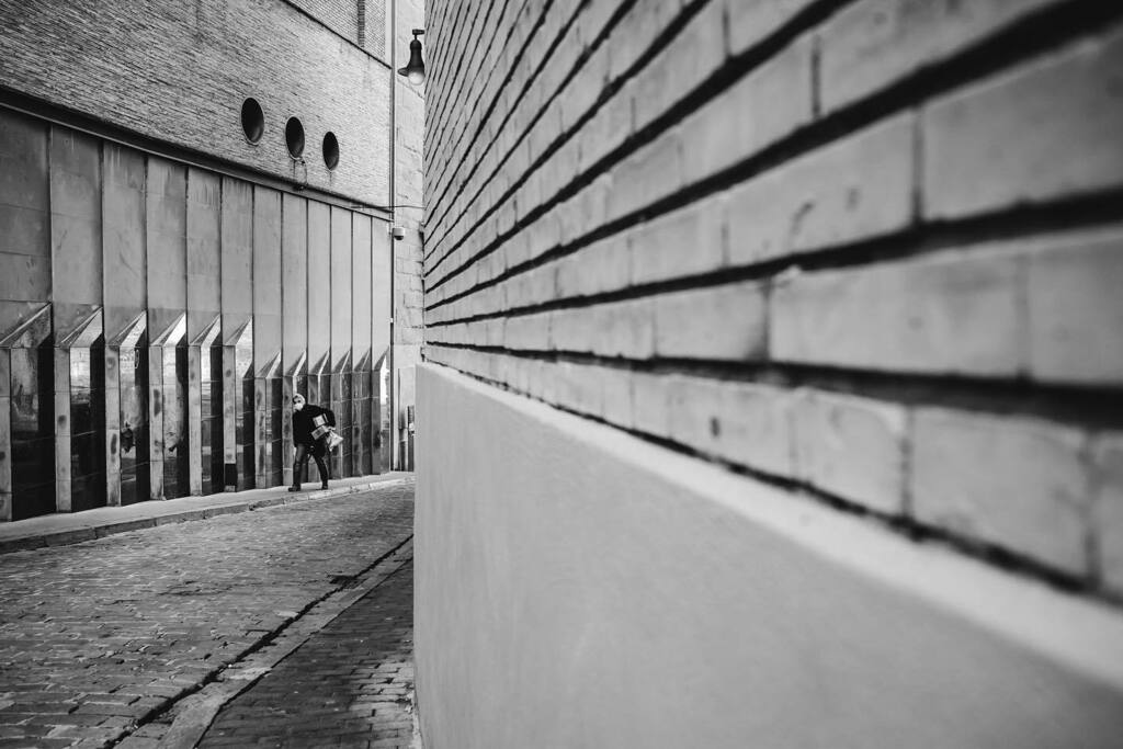 iantfoto's tweet photo. Calles de Pamplona. //#monochrome #blackandwhite #blancoynegro #bnwzone #bw_addiction #bnw_stop #bnw_mono #bnw_users #photoblackandwhite #minimal_streetphoto #spicollective #bnwstreetphotos #bnw_minimalism #bnw_demand #bnw_greatshots #raw_byn #street_lev… https://t.co/xPEWJZhMnl https://t.co/W33NoBLbMB