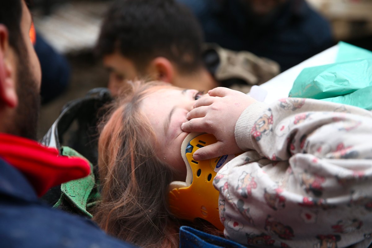 pusholder's tweet image. Osmaniye'de yıkılan 10 katlı binanın enkazından küçük bir kız çocuğu kurtarıldı.