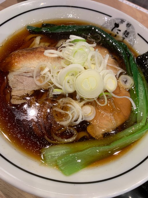 醤油にでんぷんの塊を浸した雅な野菜スープ 