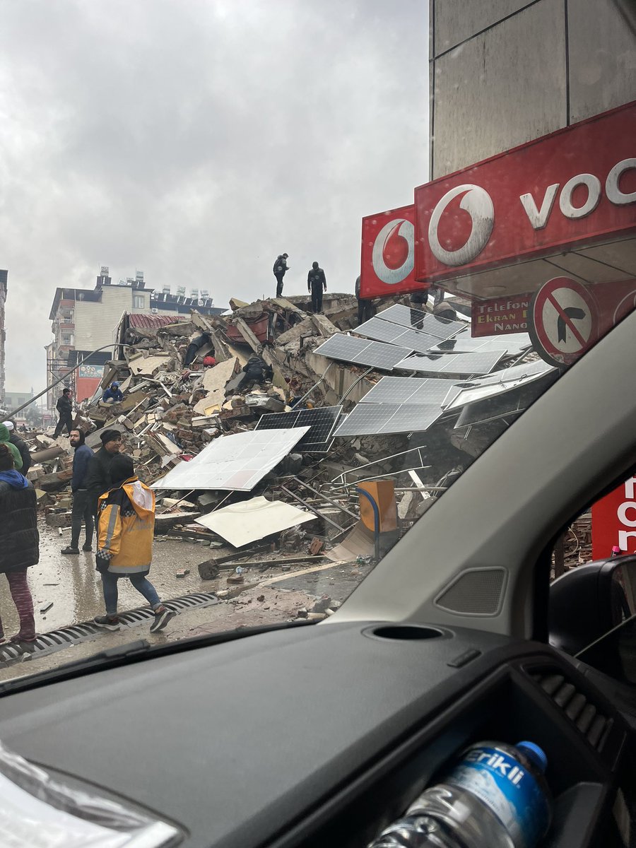 Sesimi duyan varsa acil Yardım istiyoruz. Cumhuriyet mahallesi gül sokak no 25 Fatih apartmanı Hatay Kırıkhan Enkazda şu an 13 kişi var. 3 kişi kurtardık. Acil Yardım gerekiyor. İş makinesi vinç vb çok ihtiyaç var. Kimse yok lütfen yayalım.