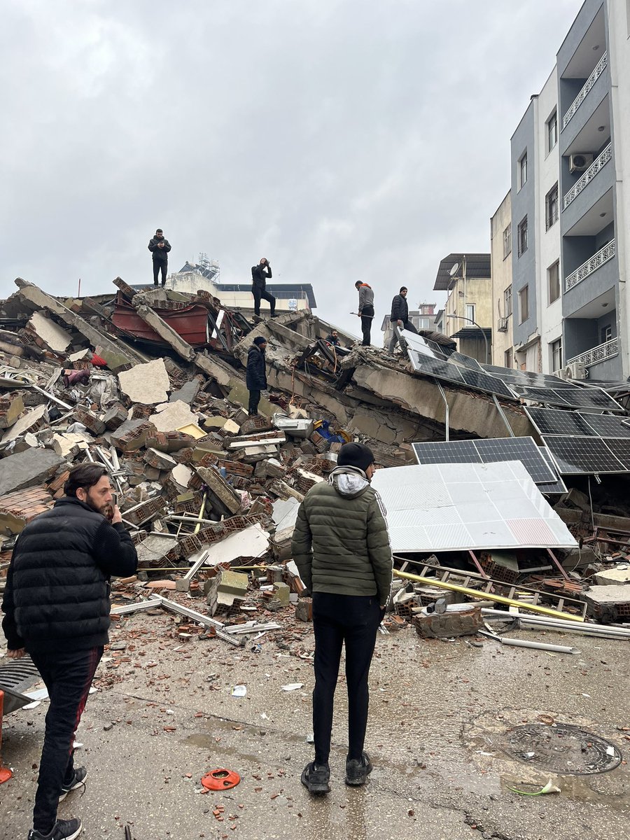 parketmekyasak's tweet photo. Sesimi duyan varsa acil Yardım istiyoruz. Cumhuriyet mahallesi gül sokak no 25 Fatih apartmanı Hatay Kırıkhan Enkazda şu an 13 kişi var. 3 kişi kurtardık. Acil Yardım gerekiyor. İş makinesi vinç vb çok ihtiyaç var. Kimse yok lütfen yayalım. https://t.co/5JAKiYzvmI