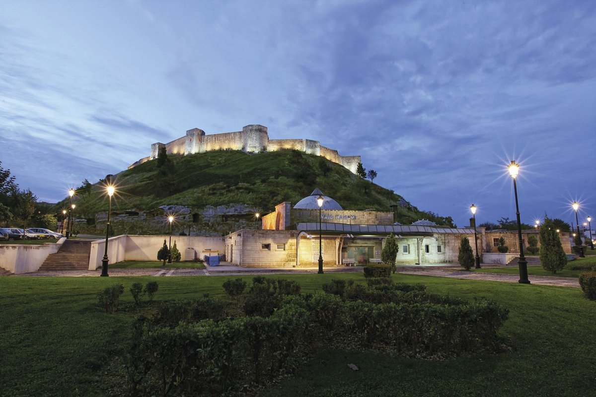 L_ThinkTank's tweet photo. [ 🇹🇷 TURQUIE ]

🔸 Le château de Gaziantep, symbole de la ville, s'est effondré. https://t.co/FMpopMNzHd