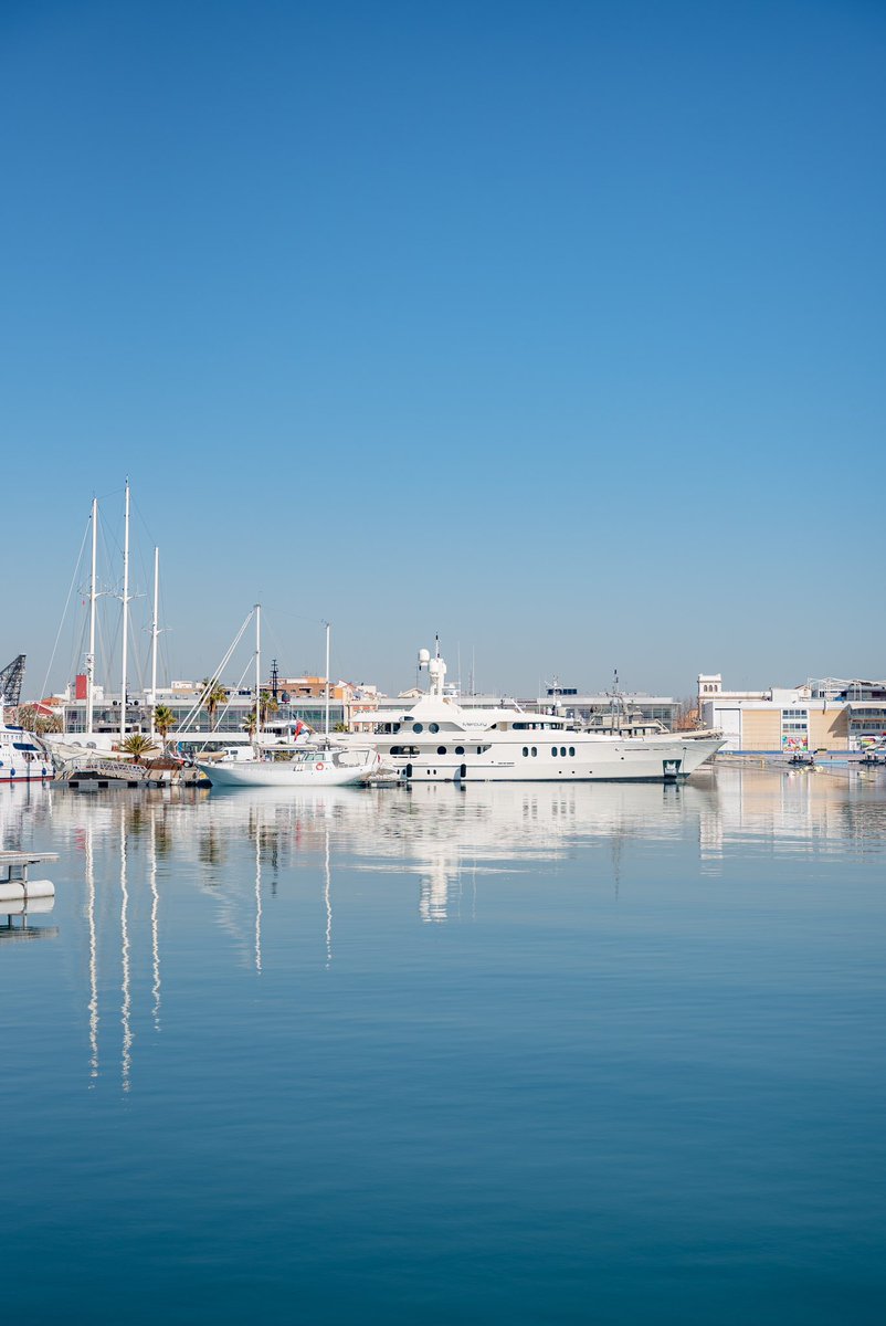 lamarinadevlc's tweet photo. 🔵 El lloc on centenars de persones creen noves companyies i innoven des del seu espai de treball.
El lloc, també, on gaudir tranquil·lament de la mar.  
El model #LaMarinadeValència https://t.co/YSjHjrzQsB