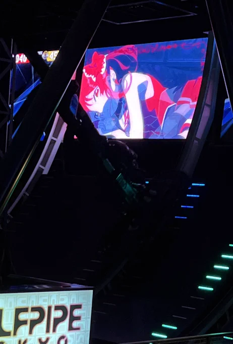 ジョイポリスホロライブコラボ行ってきたワコラボアトラクション沢山で嬉しかった〜!スタッフさんにお願いしてマリン船長と写真撮ってもらって最高だった大画面マリ箱、ニヤニヤしちゃうね 