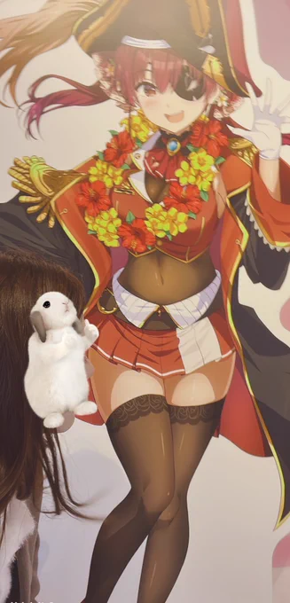 ジョイポリスホロライブコラボ行ってきたワコラボアトラクション沢山で嬉しかった〜!スタッフさんにお願いしてマリン船長と写真撮ってもらって最高だった大画面マリ箱、ニヤニヤしちゃうね 