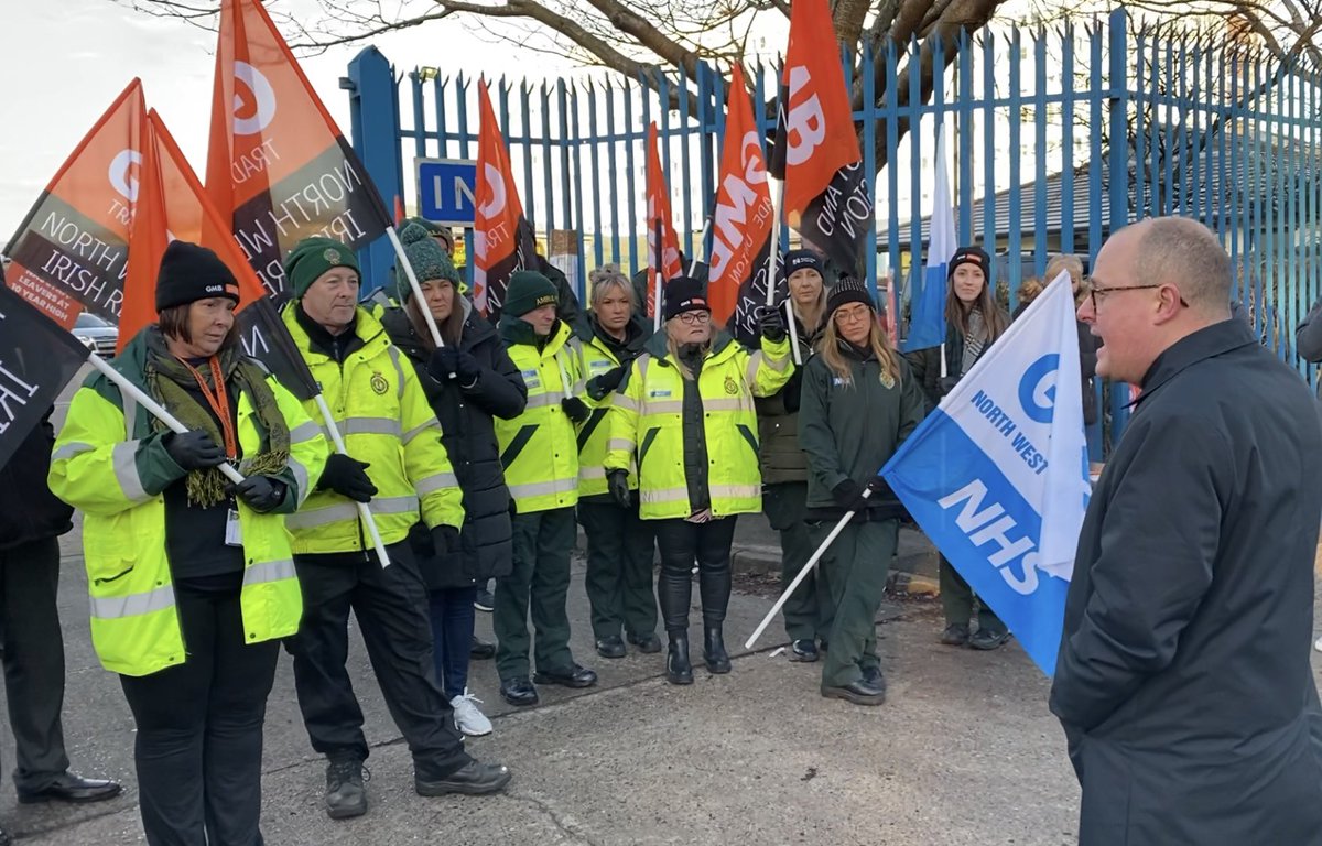 On the picket line with @GMB_union ambulance workers this morning at Aintree Ambulance Station 🪧 @The_TUC General Secretary @nowak_paul bringing solidarity on behalf of the entire trade union movement ✊ We stand with you 🤝