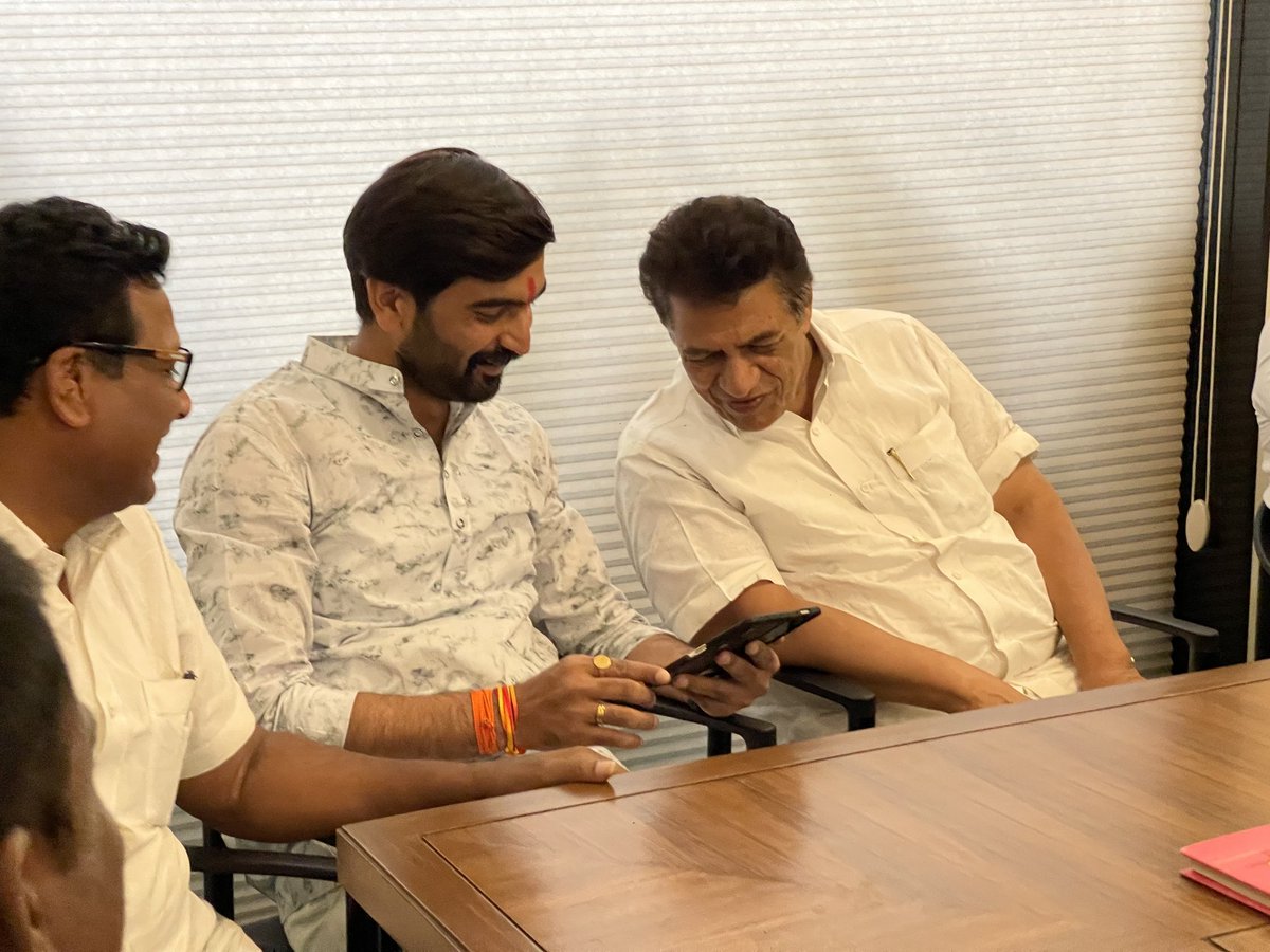 rspatil_89's tweet photo. नाशिक पदवीधर मतदार संघाचे तरुण तडफदार आमदार श्री सत्यजित दादा तांबे यांची भरघोस मतांनी निवड झाल्याबद्दल सटाणा शहरातील मित्र परिवाराच्या वतीने त्यांचा भव्य दिव्य असा सत्कार संगमनेर येथे करण्यात आला.
#माझा_दादा_माझा_आमदार
#SatyajitTambe #Team_Satyajeet_DaDa
#आम्ही_बागलाणकर https://t.co/yfBzA8xD2N