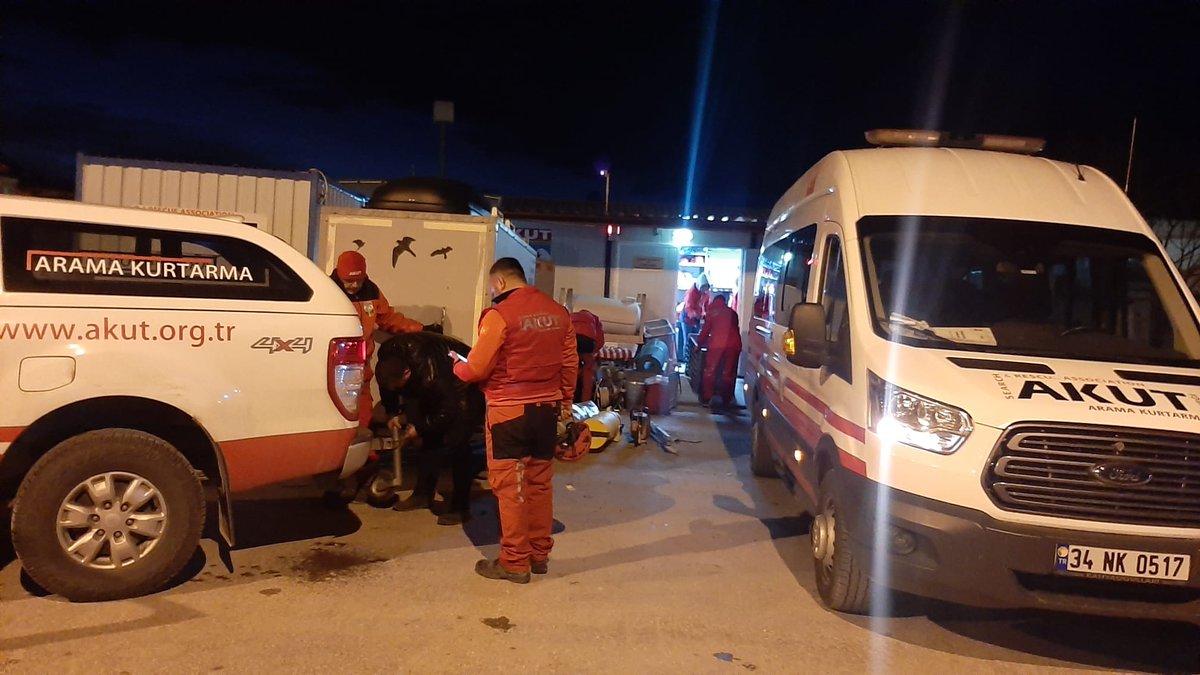 AKUTDernegi's tweet photo. 1️⃣
#AKUToperasyon Kahramanmaraş'ta meydana gelen depremin ardından #AKUTBingöl ekibimiz Malatya'da, #AKUTNiğde ve #AKUTMersin ekiplerimiz Adana'da arama kurtama çalışmalarına başlamış olup,#AKUTAnkara #AKUTAlanya #AKUTAntalya #AKUTDenizli #AKUTÇanakkale #AKUTManisa #AKUTTrabzon https://t.co/4oaJUbOH9d
