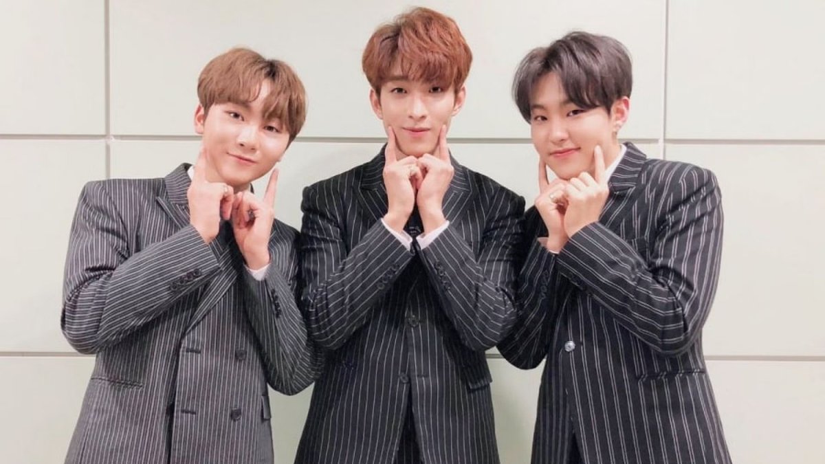 viethoshi's tweet photo. the group                         the fandom https://t.co/SZ3a5C0YWr