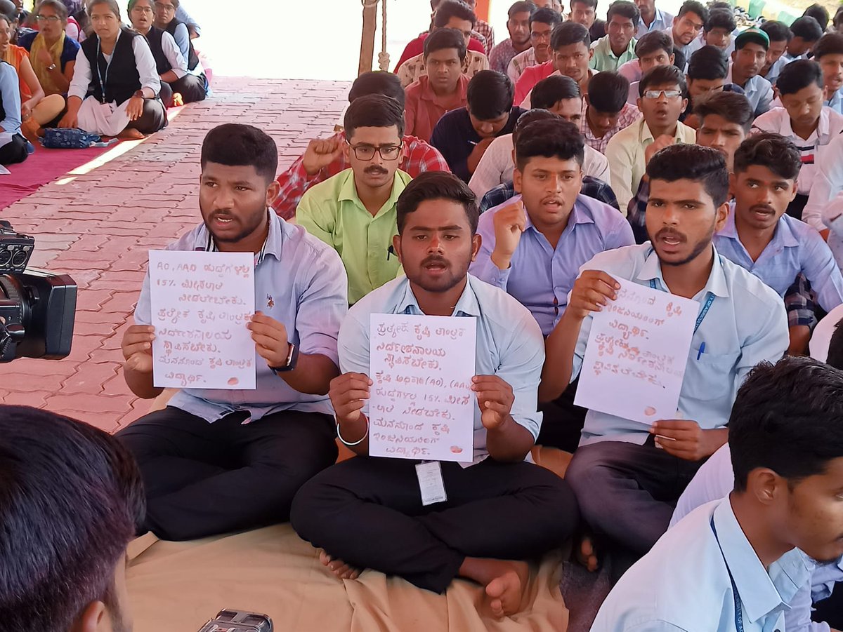Students_CAER36's tweet photo. 22ನೆ ದಿನ ರಕ್ತದಿಂದ ಪತ್ರ ಬರೆದು ಸರ್ಕಾರಕ್ಕೆ ನಮ್ಮ ಬೇಡಿಕೆ ಈಡೇರಿಸಲು ಮನವಿ ಮಾಡಿಕೊಳ್ಳಲಾಯಿತು.
#createdirectorateofagri_engg_inkarnataka
#15percent_reservationforagri_engg.

@bcpatilkourava @BSBommai @agrigovkar
@siddaramaiah @KPCCPresident @hd_kumaraswamy  @prajavani @icarindia https://t.co/v5GNUEL228