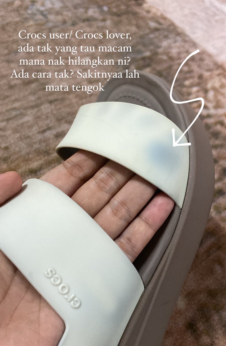 ayujue's tweet photo. Anyone can help? Tau tak macam mana nak hilangkan ni? 
@Crocs #Crocs https://t.co/kb7HC1NFfw