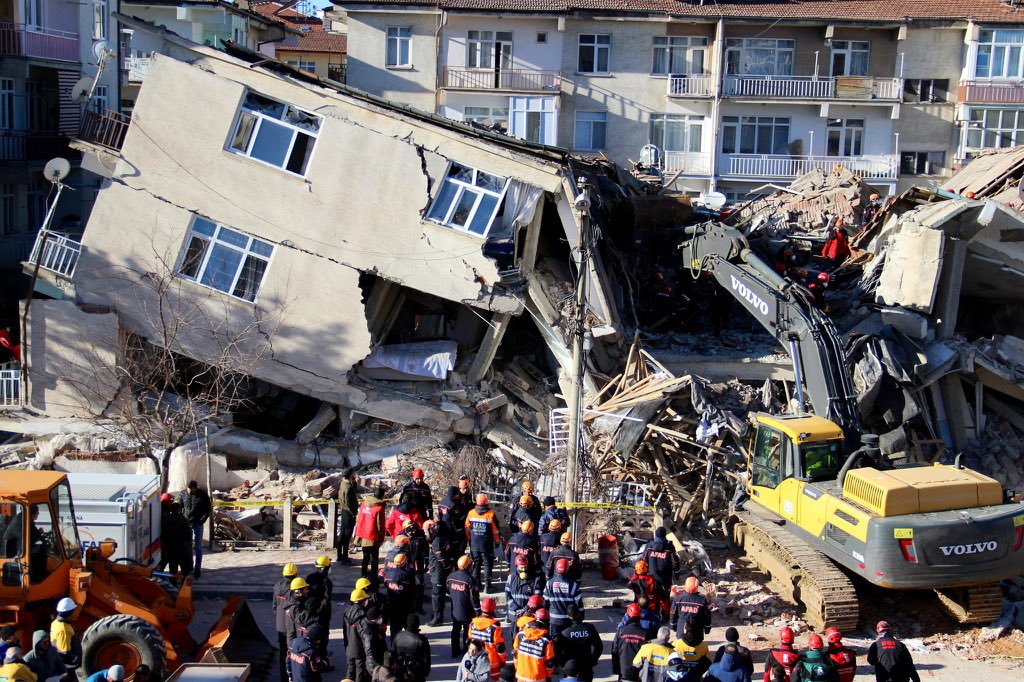NwiteIkechukwu3's tweet photo. Over 500 hundred people feared with numerous buildings collapse as devastating Earthquake of 7.8 magnitude rocks the southern city of Turkiye and Syria #Turkey #TurkeyEarthquake #syriaearthquake #TurkeyDisaster https://t.co/ouj7Np6dNV