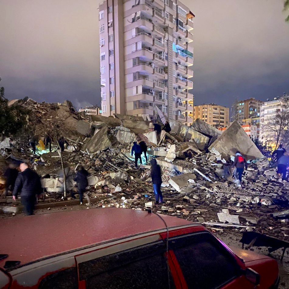 NwiteIkechukwu3's tweet photo. Over 500 hundred people feared with numerous buildings collapse as devastating Earthquake of 7.8 magnitude rocks the southern city of Turkiye and Syria #Turkey #TurkeyEarthquake #syriaearthquake #TurkeyDisaster https://t.co/ouj7Np6dNV