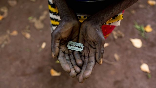 Hoy es el Día Mundial de Tolerancia Cero a la #MutilaciónGenitalFemenina. 

Esta barbaridad es una práctica común en 30 países de nuestro planeta. Hay más de 200 millones de niñas y mujeres que han sufrido esta práctica tan cruel. 

Muy triste que esto siga ocurriendo.