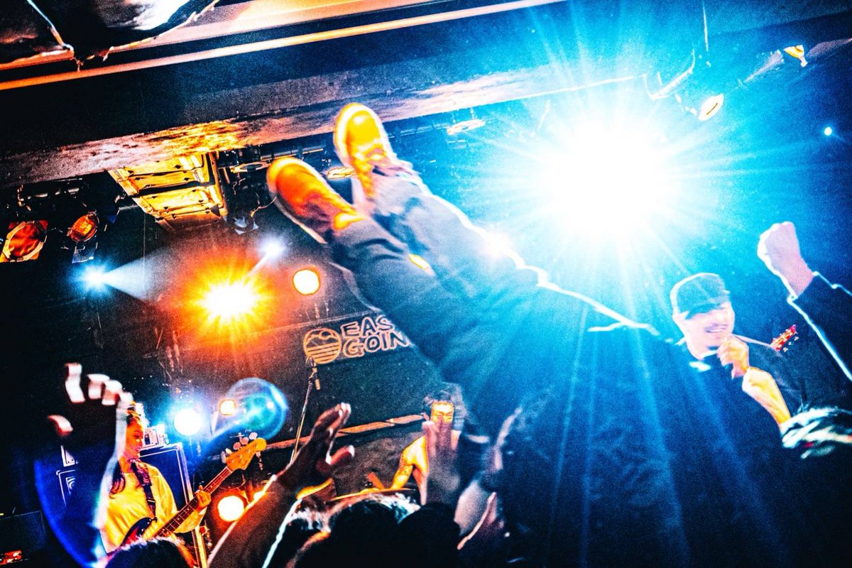 ねぇ、この真っ直ぐ刺さってるの誰？ 笑