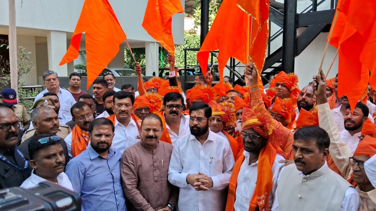 nareshmhaske's tweet photo. बाळासाहेबांचे सच्चे शिवसैनिक
बाळासाहेबांच्या शिवसेनेत येतायत
राजकुमार मात्र तिकडे
फेरफटका मारायला जातायत

ज्यांनी उभी केली शिवसेना
ते यांच्यालेखी क्षुल्लक होते
म्हणून पुलाखालून सारे
पाणी असे वाहून  जाते ......
#नाशिक येथील ज्येष्ठ शिवसैनिक पदाधिकाऱ्यांचा आज झाला प्रवेश ..🚩 https://t.co/sGUG0NEuVx