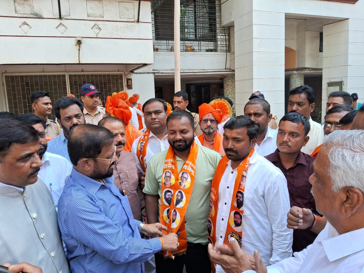 nareshmhaske's tweet photo. बाळासाहेबांचे सच्चे शिवसैनिक
बाळासाहेबांच्या शिवसेनेत येतायत
राजकुमार मात्र तिकडे
फेरफटका मारायला जातायत

ज्यांनी उभी केली शिवसेना
ते यांच्यालेखी क्षुल्लक होते
म्हणून पुलाखालून सारे
पाणी असे वाहून  जाते ......
#नाशिक येथील ज्येष्ठ शिवसैनिक पदाधिकाऱ्यांचा आज झाला प्रवेश ..🚩 https://t.co/sGUG0NEuVx