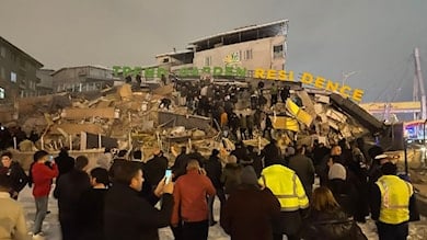 MimariDokunuslr's tweet photo. Deprem öldürmez, sorumsuz mütahitler, çürük binalar ve çarpık kentleşme öldürür.. https://t.co/HXd3kbv0Ox