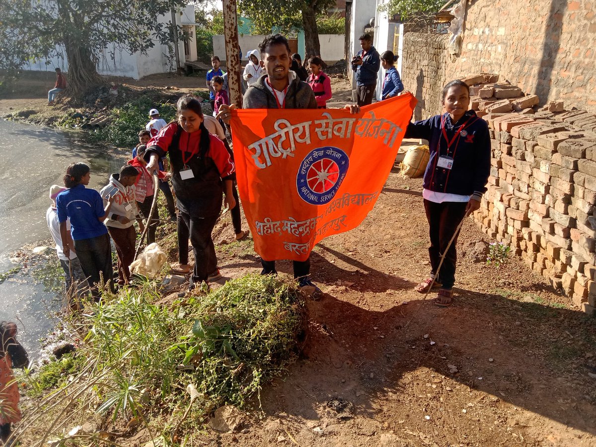 devesh_shori's tweet photo. रा से यो राज्य स्तरीय सात दिवसीय शिविर कम्हरिया दुर्ग में परियोजना कार्य में तालाब की साफ सफाई किया गया।
@_NSSIndia @NssChhattisgarh @askabir_ @NeetaBajpai5 @DrDadulal @shashib40978297 @SamleshPotai @ https://t.co/huRLGdPUsG