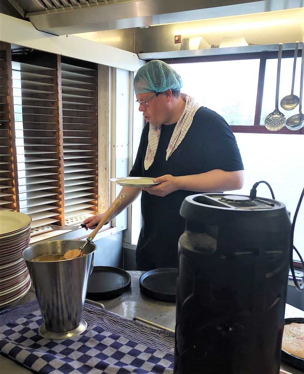De pannenkoekenboot Nijmegen. Je kent ‘m vast wel. Terwijl je een mooie tocht over de Waal maakt, geniet je van de lekkerste pannenkoeken. Frank #werkt op de pannenkoekenboot. Frank: "Ik heb van mijn #vrijwilligerswerk mijn #baan gemaakt!" Meer lezen? bit.ly/3YhnH8B