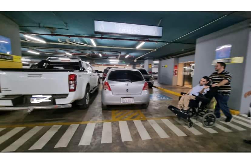 GisselleBarrail's tweet photo. EL IGNORANTE...  LO ES CON ORGULLO... 🙄🙈 
No podemos pedir Empatía,  porque es tan pobre de mente, que ni siquiera sabe lo que es.
(Descripción: franja reservada para descenso de las personas con discapacidad, con un automóvil estacionado. https://t.co/lYtV8ie7dA