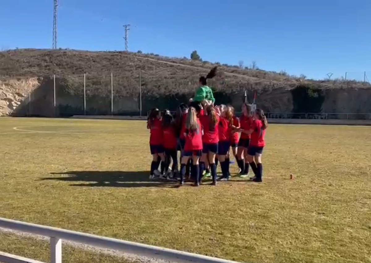 Sarmiatk's tweet photo. Ayer llegó la primera victoria del femenino. Con constancia todo se puede conseguir. 
(Y no fue un domingo dentro de la red) 
Con resaca emocional. ❤️‍🩹⚽😍⚽🧤 https://t.co/0NYjp28l2t