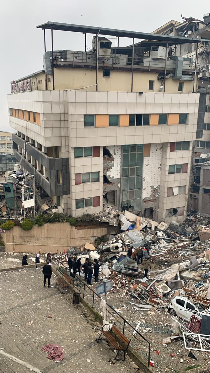 Hatay Antakya Akademi hastanesi çöktü. Yeni devlet ve Defne hastaneleri de çöktü deniliyor sağlık hizmeti alabileceğimiz yerler kısıtlı yardımın artırılması gerekiyor LÜTFEN SESİMİZİ DUYUN #hataydeprem #antakya #deprem