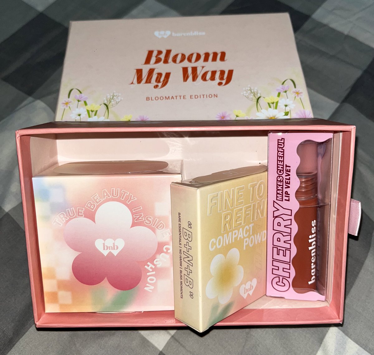 Lsgstn's tweet photo. ❗️Mini Giveaway❗️

Hallo aku mau giveaway 2 paket skincare/makeup ya🥰 karena aku dapet tiket tds2 jkt dari hasil war sendiri.
ada 2 pemenang ya
1. Bnb bloom my way - cushion kit
2. Npure (facewash + toner)

Syaratnya, follow, rt &amp; like aja ya. Goobdluck🙆🏻‍♀️

End :TBA https://t.co/BPRmt7kMHm