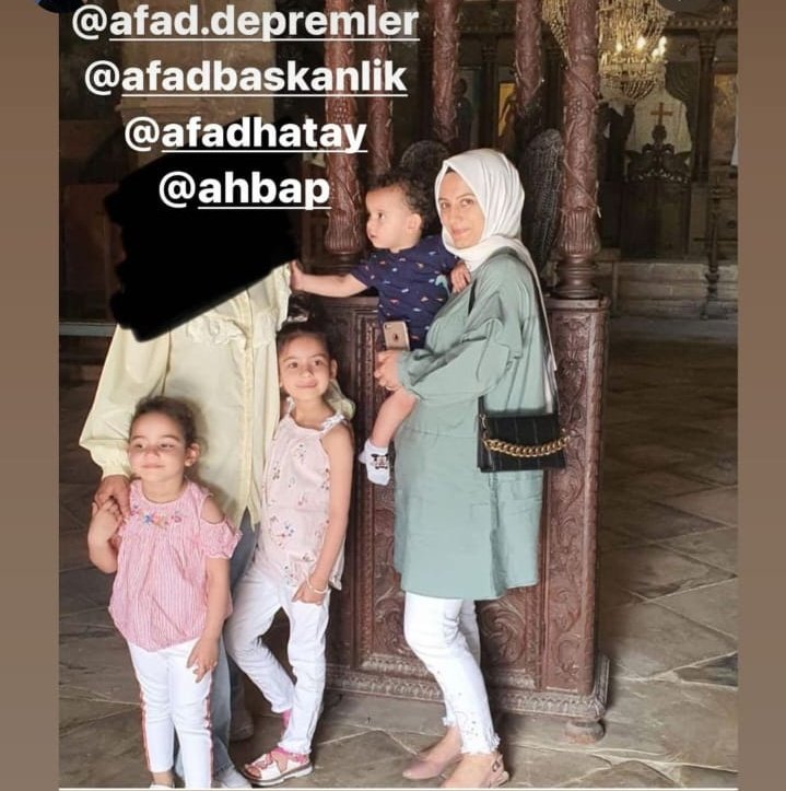 Hatay Ayşe Fitnat Hanım caddesi, İrem kitap evi üstü/ Antakya/Hatay

Hatay Antakya da anne ve çocukları enkaz altında kaldı. Çevreden kimseye ulaşılamıyor. Lütfen yayalım yardımcı olalım... 
<a href="/AFADBaskanlik/">AFAD</a> <a href="/DepremDairesi/">AFAD Deprem</a> <a href="/AFADHatay/">AFAD HATAY</a> <a href="/ahbap/">Ahbap</a> #DepremiOldu #deprem