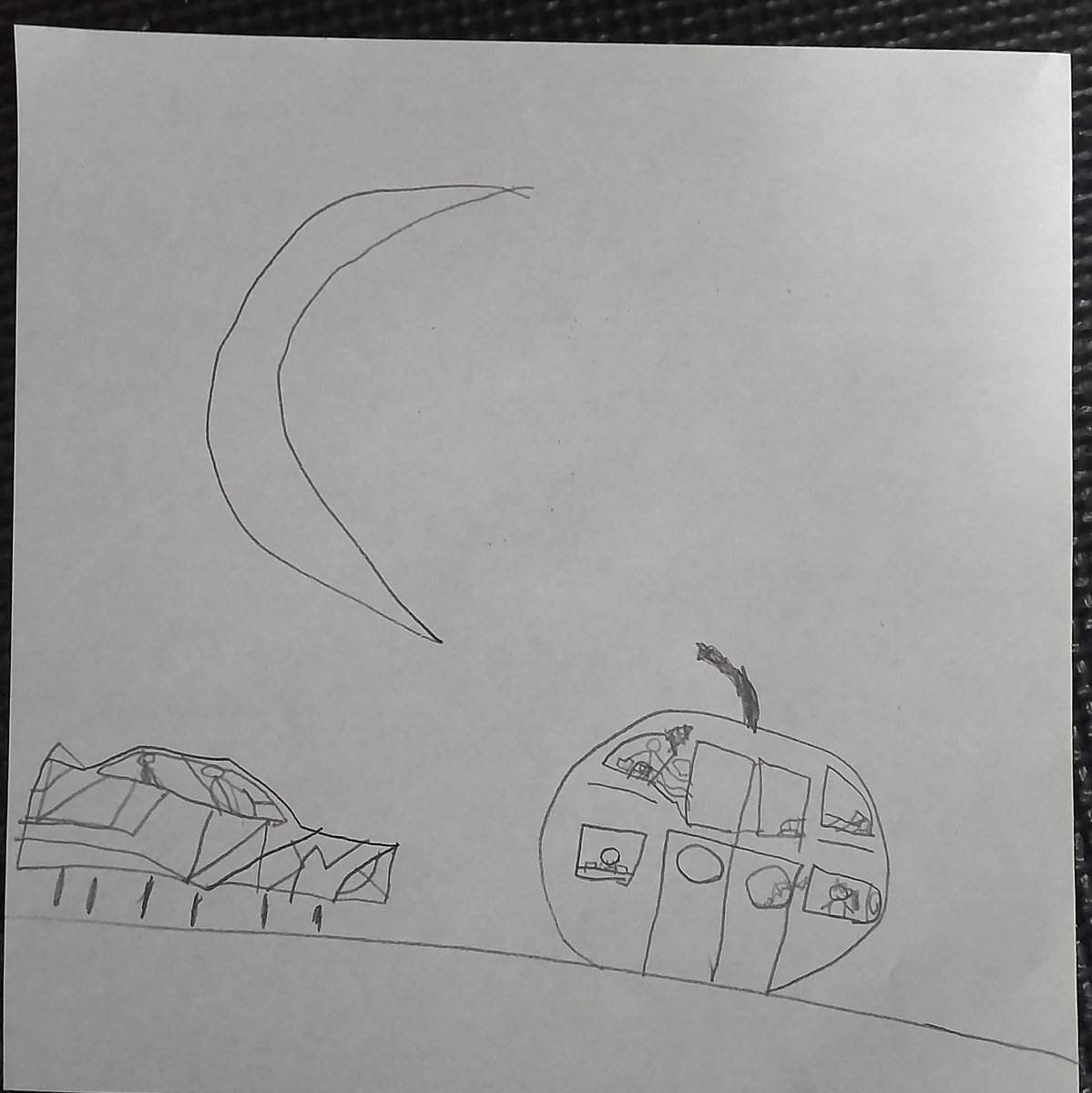 この後も「あぶないきかいのおもちゃ」とか描いていたけど、
心が落ち着いてきたのか憧れを示すような絵も描いていた。

リンゴ型の集合住宅、大きな月と、浮いて進む未来のカッコイイ車🍎🌜️🏎️
#4歳 