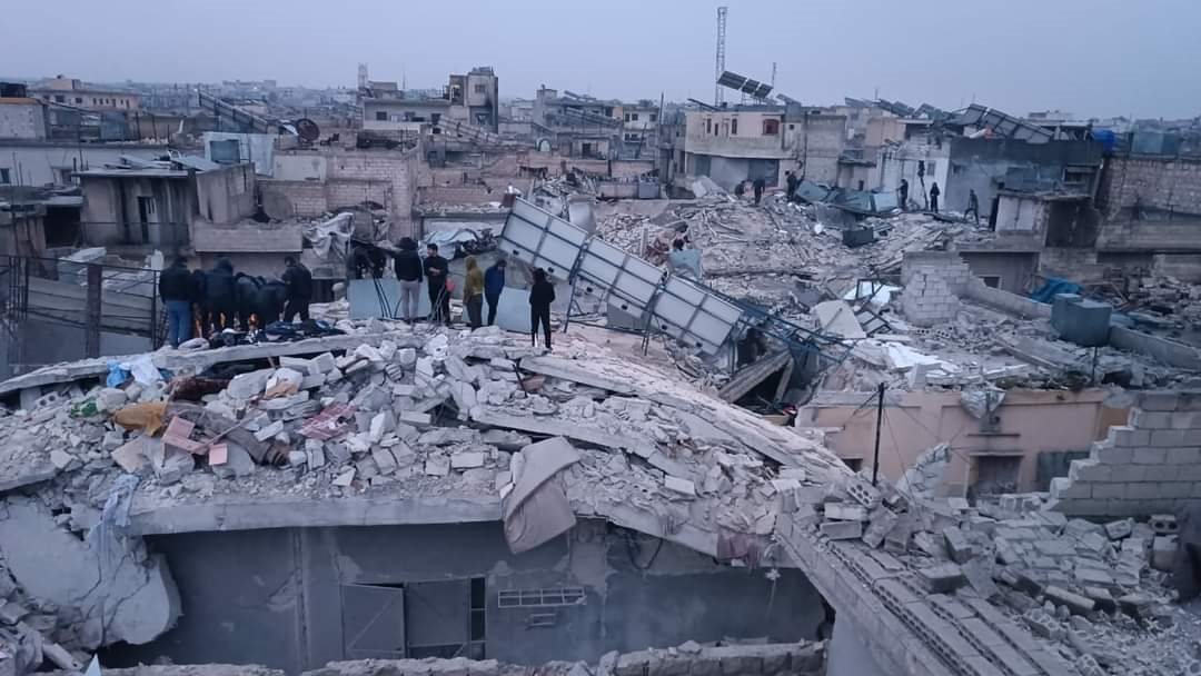 NPO_REALs's tweet photo. 本日6日トルコ南東部のシリア国境近くでマグニチュード7.8の地震があり、多数の死傷者や家屋の倒壊が出ています。REALs 現地スタッフと駐在員の無事は確認できており、トルコ・シリアでの被害状況の確認を進めています（報道：https://t.co/YZV053vnvk）。

※写真：提携団体がシリアで撮影 https://t.co/kQ8de0M3To