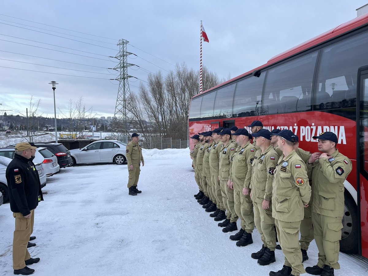 KM_PSP_GDANSK's tweet photo. Strażacy z SGPR GDAŃSK wyruszyli z Gdańska do punktu koncentracji w Warszawie, skąd w ramach #HUSAR wylecą z pomocą do Turcji. @Kierzkowski_PSP @KGPSP @RadioGdansk @Trojmiasto_pl @TVPGdansk https://t.co/zP7Evqh0Rg