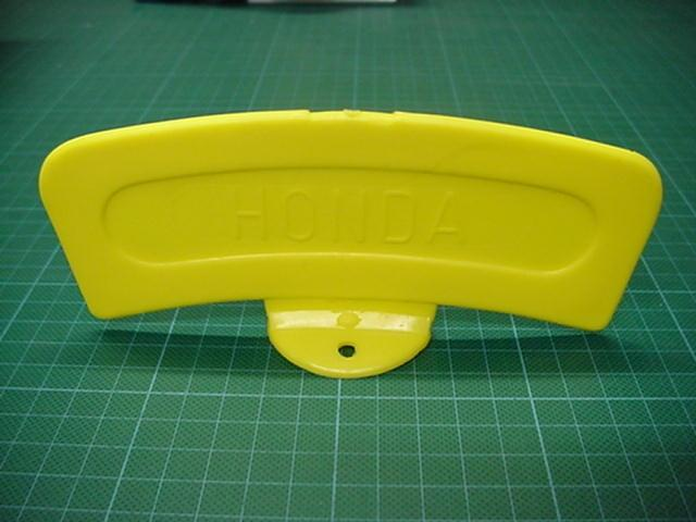 igorybe's tweet image. Zijn deze plaatjes weer nodig? Een handhaver kan, mede door de helmplicht, nu onmogelijk een naderende scooter herkennen als brom- of snorfiets.  Alleen wegrijdend is het te herkennen aan kentekenplaat. Handhaven op fietspaden maar ook te hoge snelheden is daardoor lastiger.