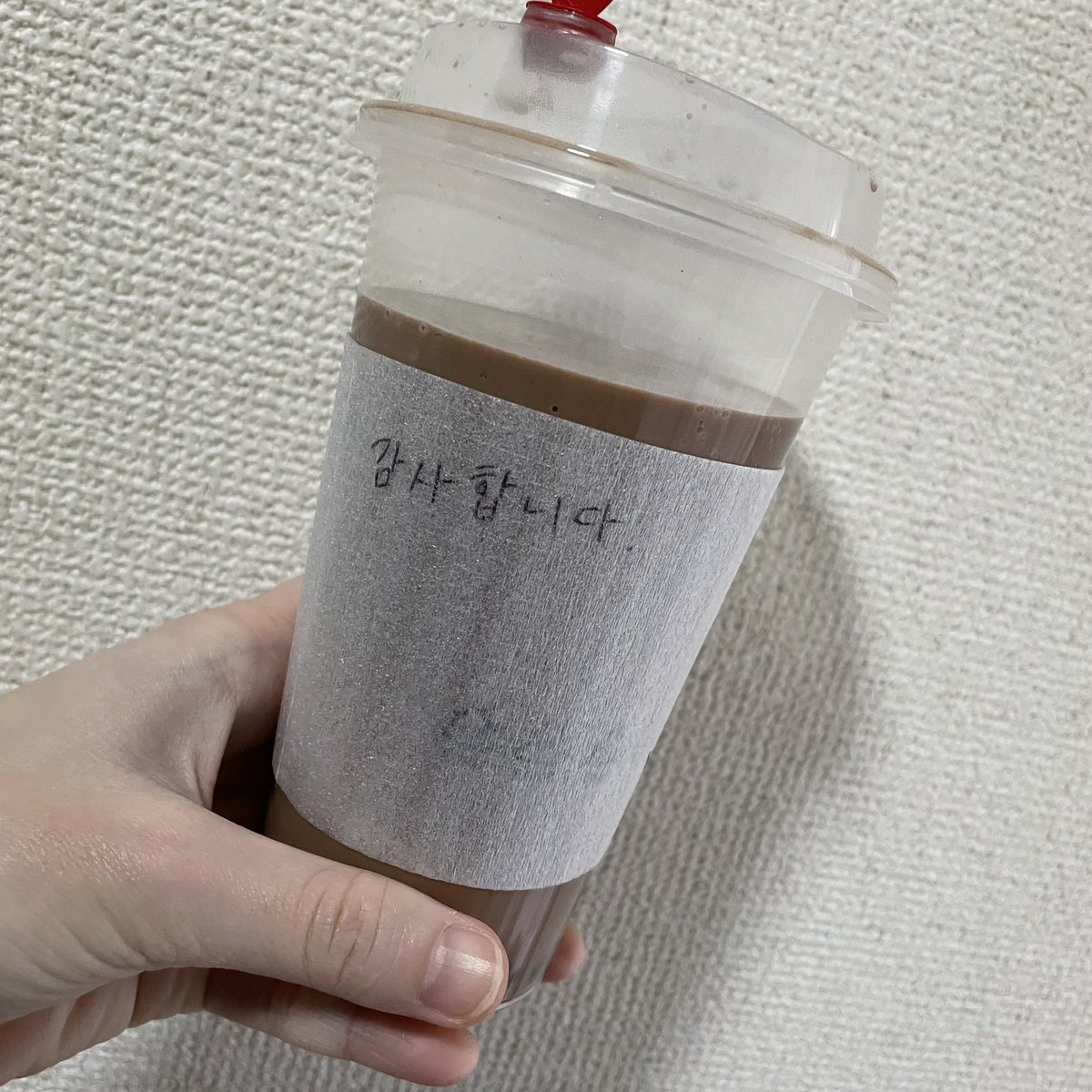 murakami_actor's tweet photo. 久々の #タピオカ 頂きました🥤✨️

なーーんて書いてあるのーー😂😂
#韓国語

雪だるま可愛い☺️絵上手い🖼💕

今日もひたすらに台本と付き合い中✒️🗒
幸せです😌✨️

#和宇茶 #WOWCHA
#村上比菜 #俳優 https://t.co/9ovQw9yplB