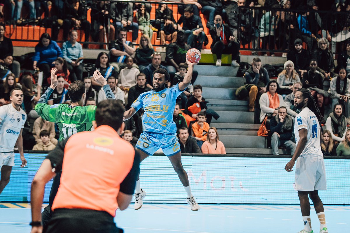 TremblayHB's tweet image. 𝙏𝙖𝙝𝙪 𝙇𝙪𝙛𝙪𝙖𝙣𝙞𝙩𝙪 📊

Quel match de Tahu 🆚 @Saran_Loiret_HB 😳

➡️ 5 buts 
➡️ 71% de réussite au shoot 

Alors vous en avez pensé quoi de ce match de Tahu ? 

📸 @mgvishoot 

#tremblayhandball 💙💛 #rugirensemble 🐯#terredehandball #bleuetjaune💙💛 @LNHofficiel