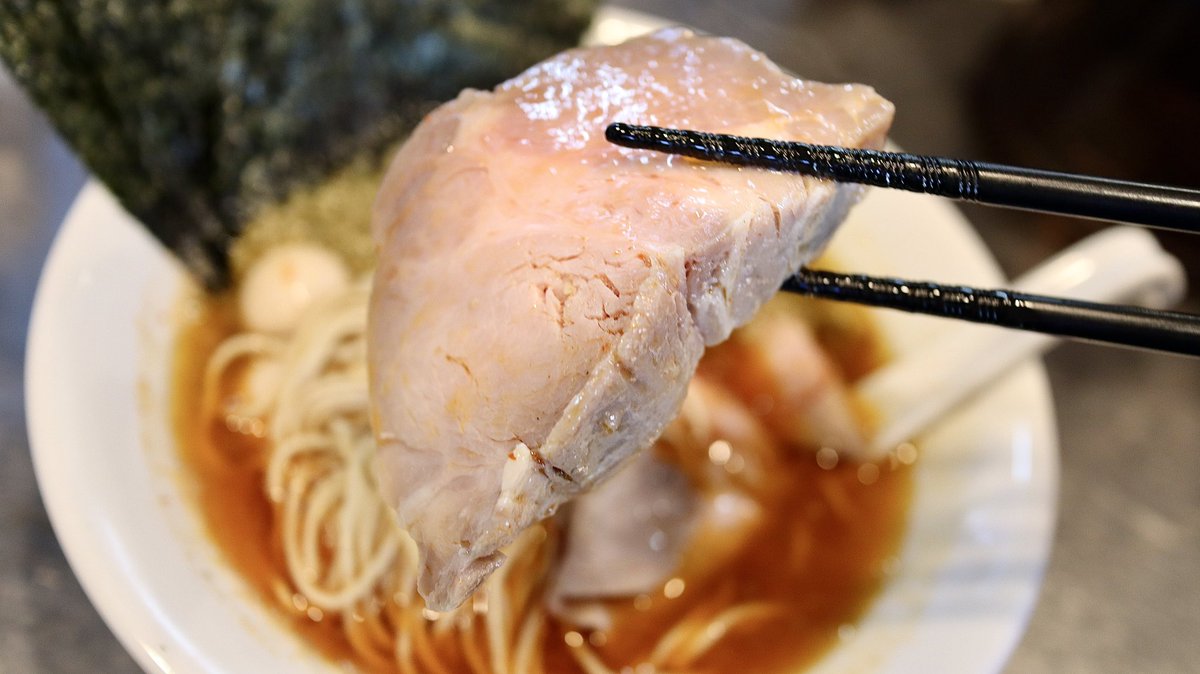 miurayuichi0203's tweet photo. 元祖自家焙煎煮干さんじ@上野

スパイシー帆立煮干の貝バターソース添え(miura meat＆エロみうらver)🍜

貝由来の濃厚な旨味が先行、そこから帆立煮干の旨味が底上げし、辛味と仄かなビターが美味しさの輪郭を鮮やかにする構成

刻一刻と美味しさが万華鏡の様に煌めく

本当に堪らない美味しさです https://t.co/X4u9ilarxA
