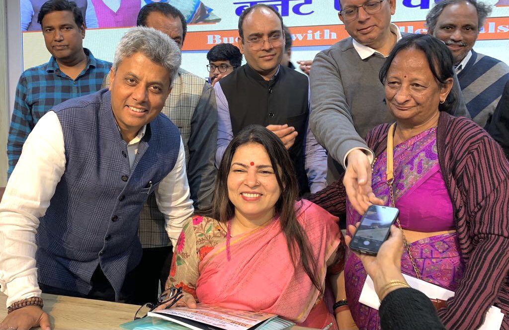 dillikisoch's tweet photo. Had the opportunity to attend
an informative session on
#BudgetperCharcha, yesterday!
National Leader & Hon’ble Minister,
Smt. @M_Lekhi ji, addressed the
gathering…
#IntellectualsofBJP @blsanthosh https://t.co/bbb5YcBSqq