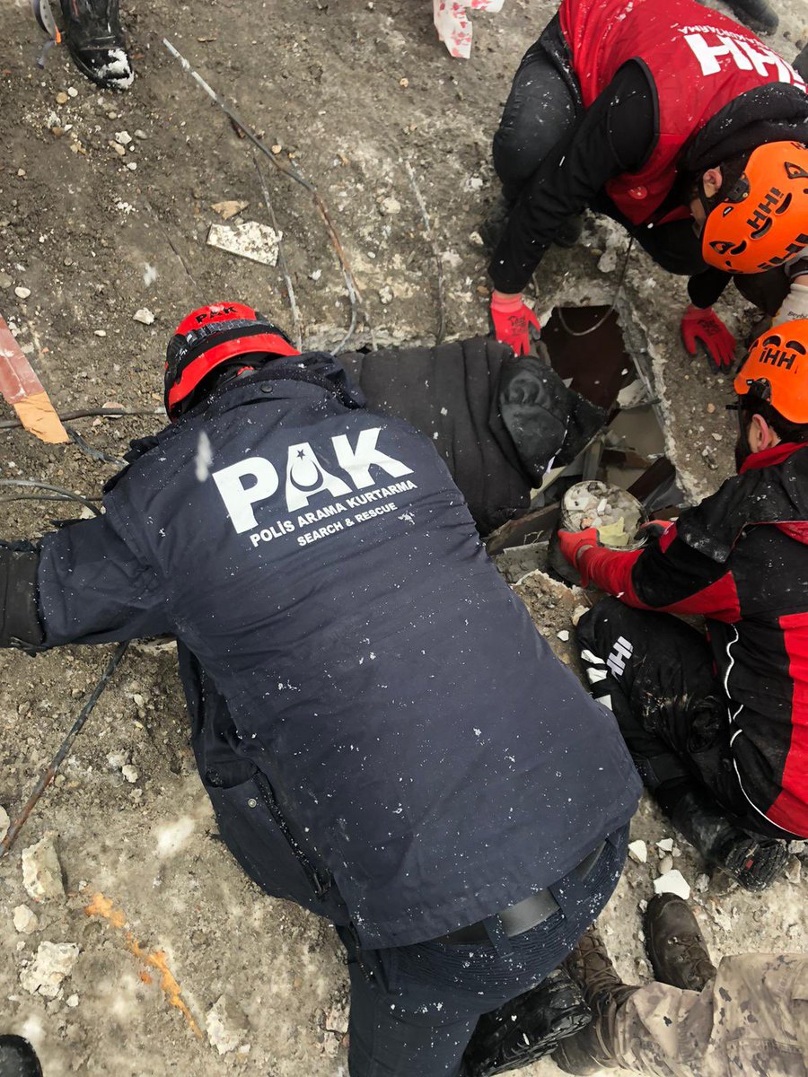 EmniyetGM's tweet photo. Yaraları hep birlikte saracağız 🇹🇷
Polis Arama Kurtarma ekiplerimiz, Malatya'da arama ve kurtarma çalışmalarına katılıyor. 

#PAK
#deprem https://t.co/Tv71DA5fYO
