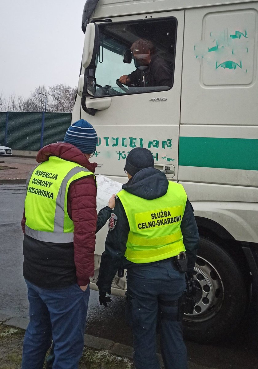 WIOSKrakow's tweet photo. Kolejne akcje kontrolne transportów odpadów przeprowadzone przez inspektorów Grupy Interwencyjno - Wyjazdowej WIOŚ w Krakowie. Ujawniono jeden przypadek nielegalnego transportu odpadów. Więcej: https://t.co/Y6arMKYBMt https://t.co/9FmNqK9kxZ