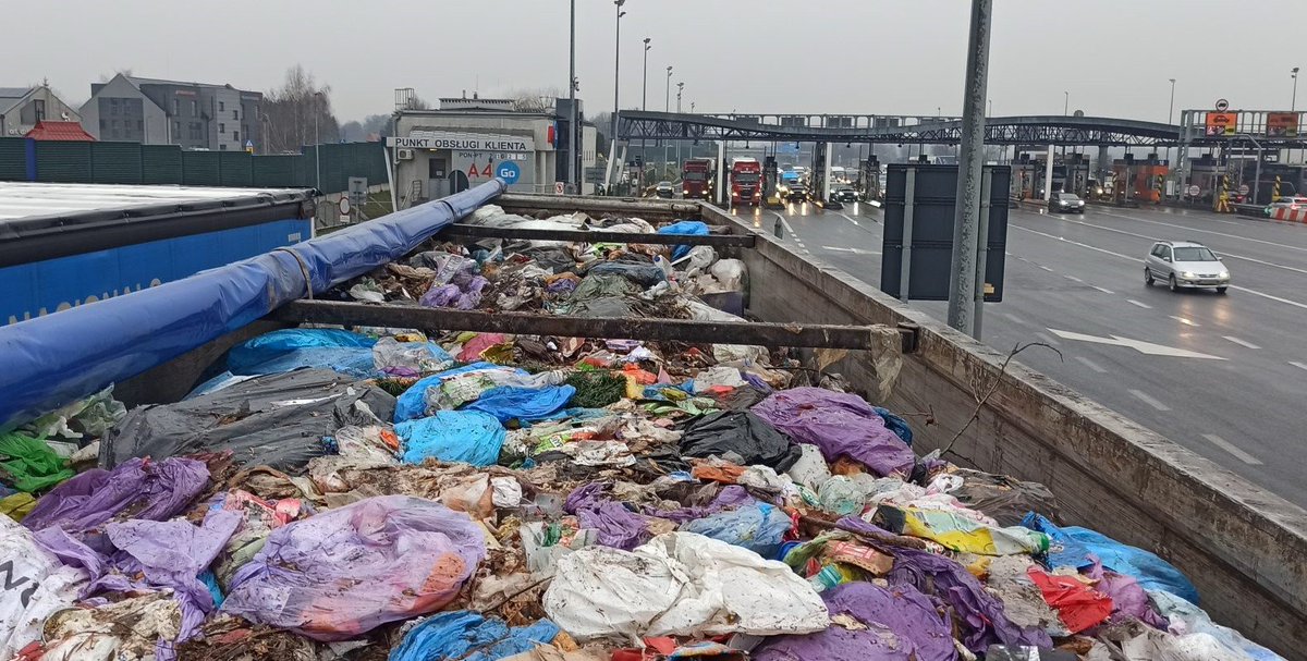 WIOSKrakow's tweet photo. Kolejne akcje kontrolne transportów odpadów przeprowadzone przez inspektorów Grupy Interwencyjno - Wyjazdowej WIOŚ w Krakowie. Ujawniono jeden przypadek nielegalnego transportu odpadów. Więcej: https://t.co/Y6arMKYBMt https://t.co/9FmNqK9kxZ