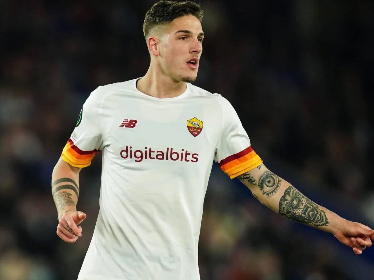 NewsFTBL's tweet photo. [🚨#Mercato ] [#Transfers ]

Selon Foot Mercato, Nicolo Zaniolo aurait été proposé au #PSG cet hiver. 

Toutefois, le joueur de l’AS Roma devrait prendre une toute autre direction prochainement.

Le milieu offensif aurait trouvé un accord en Turquie.

#Roma https://t.co/PvCRCVDcHF