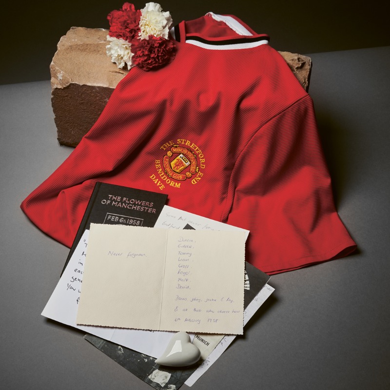 FCBayernEN's tweet photo. Today, we remember those who tragically lost their lives in the 1958 Munich air disaster. 

Never forgotten. 🌹

#FlowersOfManchester