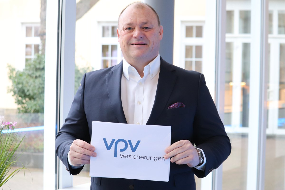 Ihr Begleiter - ein Leben lang. 
„Mit unserem neuen Claim unterstreichen wir unseren Anspruch, persönlich, nah und verlässlich für unsere Kundinnen und Kunden da zu sein“, sagt #VPV Vertriebsvorstand Stumböck. vpv.de/Die-VPV/Presse… #Marke #Logo