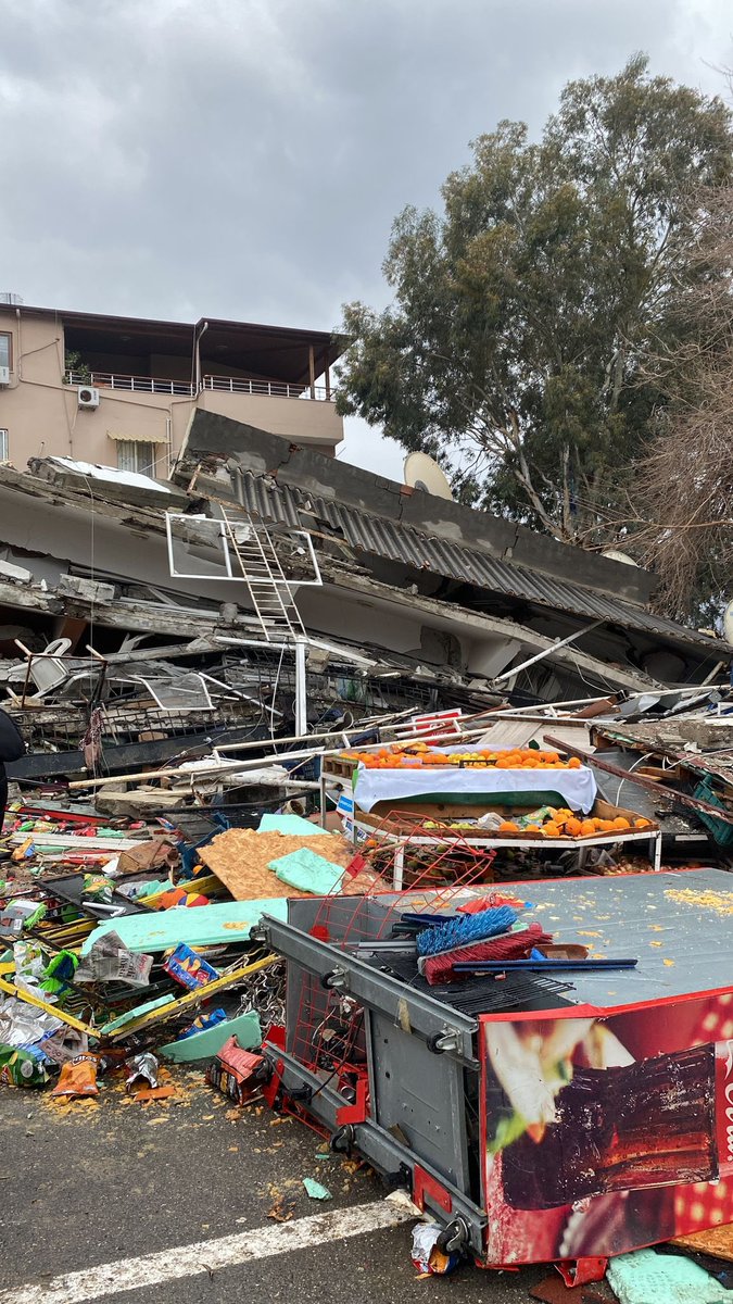 kavaklı pansiyonunun karşısı alev otelin yanı tultak apartmanı enkaz altında insanlar kalmış en az 4-5 kişi diyorlar yardım gitmiyormuş
Hatay/Arsuz
<a href="/gutitoli/">Tolunay Ören</a> 
<a href="/ahbap/">Ahbap</a> 
<a href="/ArsuzBelediyesi/">Arsuz Belediyesi</a>