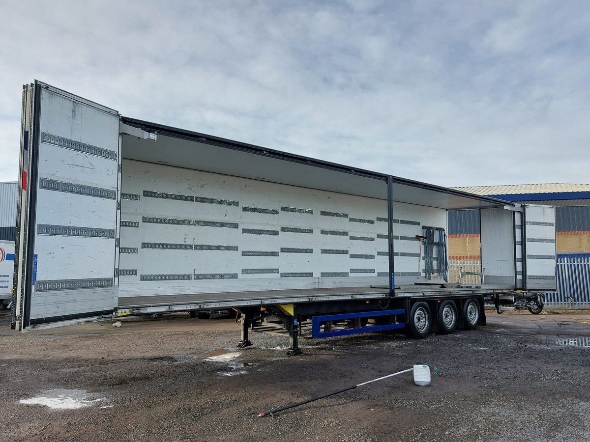 JTEventTruck's tweet image. Here’s Gordon giving our Opensider trailer a scrub after a muddy week&apos;s work! Our curtain-sider equivalent; a full-size 45-footer!

#muddywork #jteventtruck #eventprofs #eventlogistics #eventtransport #hgvsolutions #transportsolutions #events #eventfreight #eventhaulage